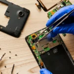 La UE obliga a que los móviles sean más fáciles de reparar, pero un informe revela que la normativa apenas se cumple