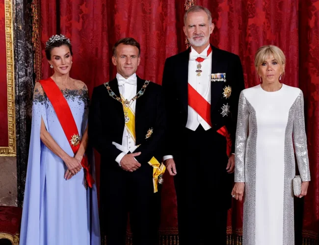 Macron menciona en su discurso ante el Rey Felipe VI al columnista de EL MUNDO Arturo Pérez-Reverte por fascinar «a miles de lectores franceses»