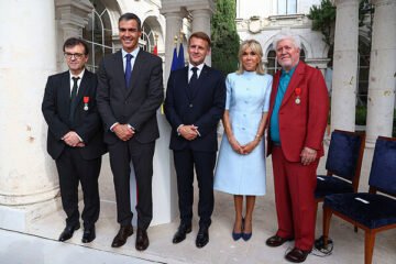Macron condecora a Almodóvar y a Cercas en una ceremonia con Sánchez