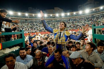 Roca Rey cierra su año rindiendo de nuevo Valencia