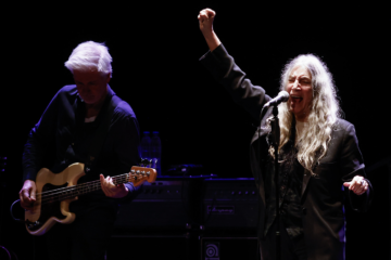 Patti Smith sumerge en un ritual chamánico a Gijón para celebrar los 50 años de su primer concierto en España