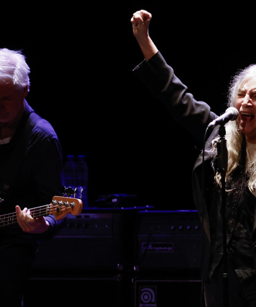 Patti Smith sumerge en un ritual chamánico Gijón para celebrar los 50 años de su primer concierto en España