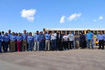 Entregan camión escolar a la Universidad Tecnológica de La Paz