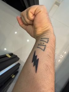 ¡Eduin Caz se convierte en tatuador!