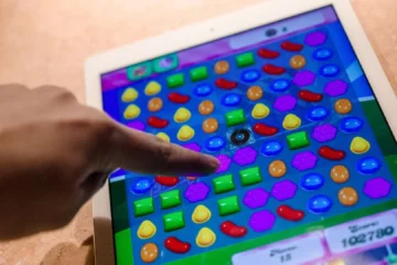 Europa investiga a Minecraft, Candy Crush y otros juegos por cómo hacen gastar dinero a sus usuarios