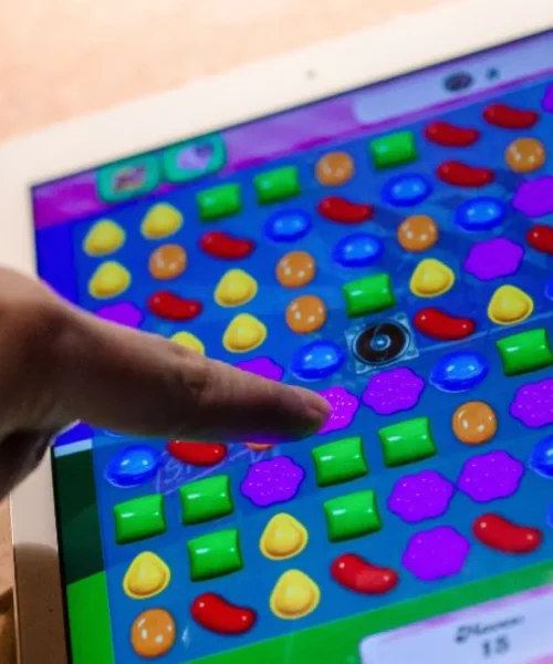 Europa investiga a Minecraft, Candy Crush y otros juegos por cómo hacen gastar dinero a sus usuarios