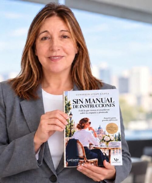 Consuelo Luján Gadea publica “Sin manual de instrucciones”, una guía cercana y con humor para perderle el miedo a la etiqueta